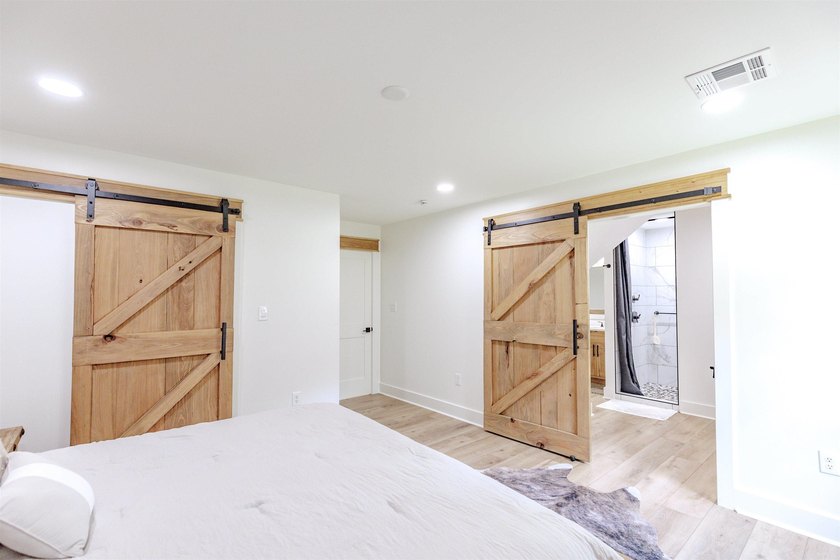 This stunning Harris Brake lakefront property is truly one of a - photo 42
