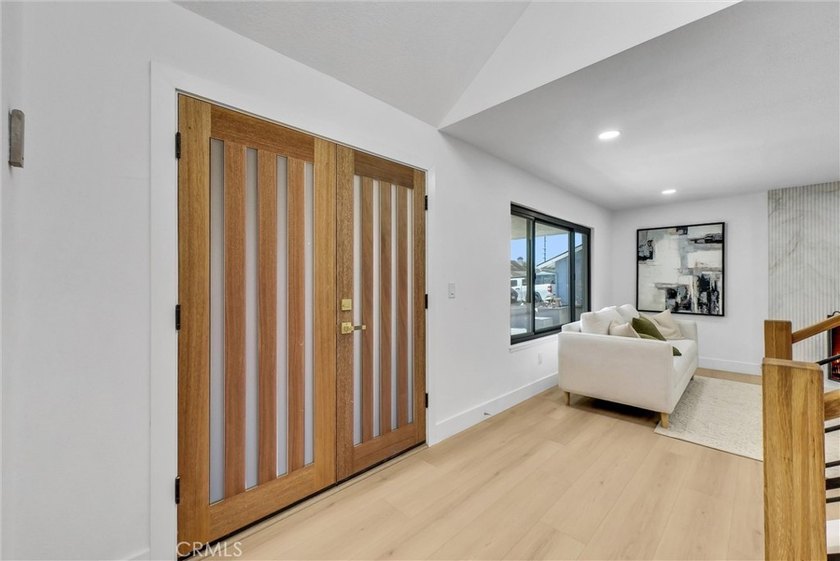 Beautifully remodeled 5-bedroom home with a sought-after - photo 4
