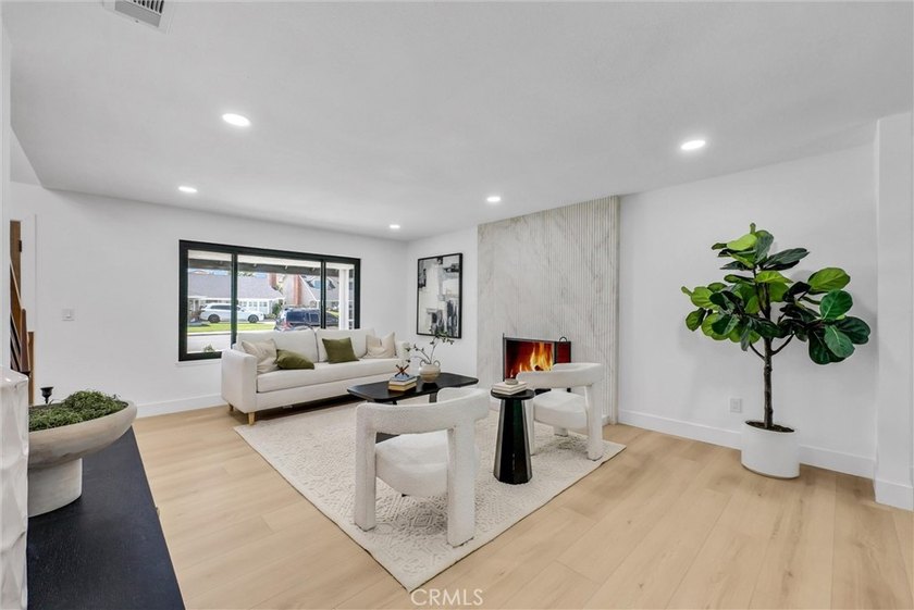 Beautifully remodeled 5-bedroom home with a sought-after - photo 7