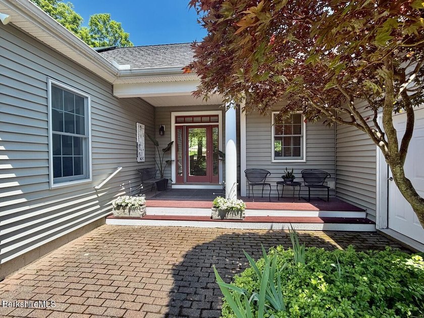 Beautifully designed for one level living and both pristine and - photo 4
