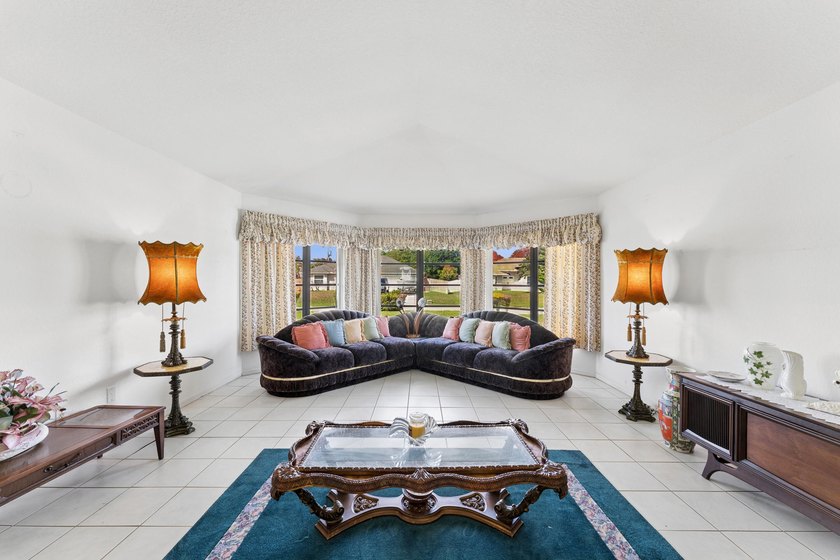Welcome to this beautifully maintained 3-bedroom, 2-bathroom - photo 11
