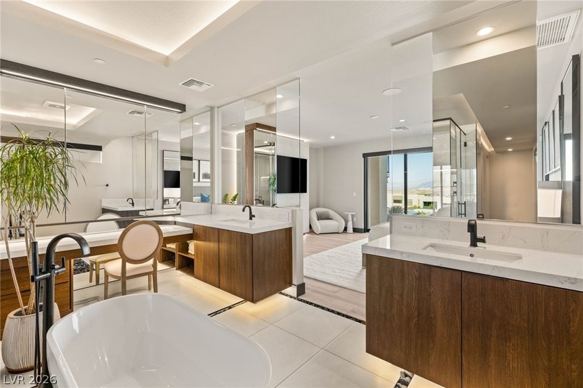 Experience elevated desert contemporary living in this - photo 22