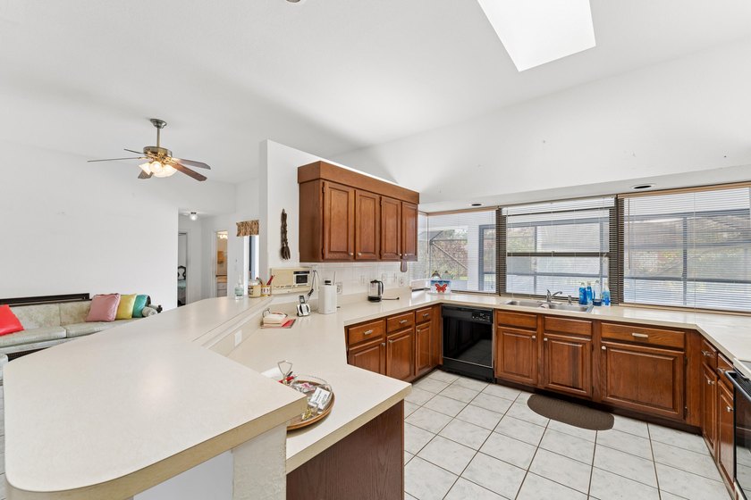Welcome to this beautifully maintained 3-bedroom, 2-bathroom - photo 23