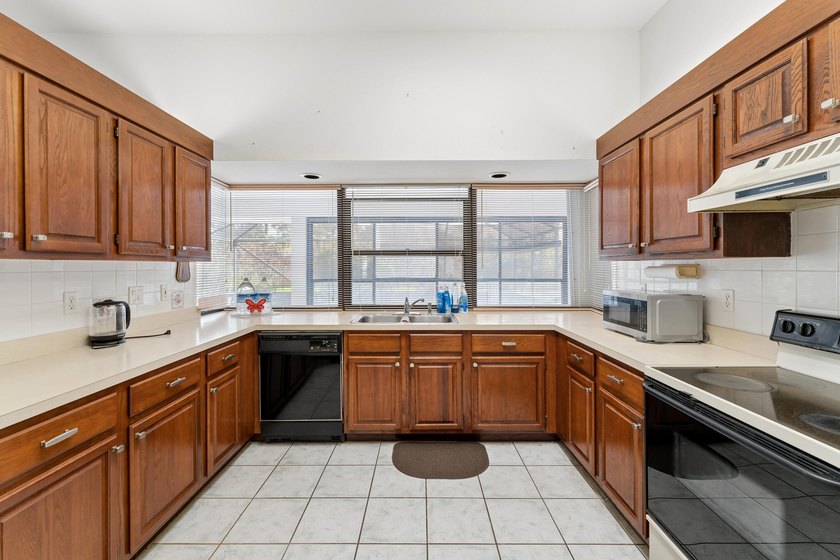 Welcome to this beautifully maintained 3-bedroom, 2-bathroom - photo 25