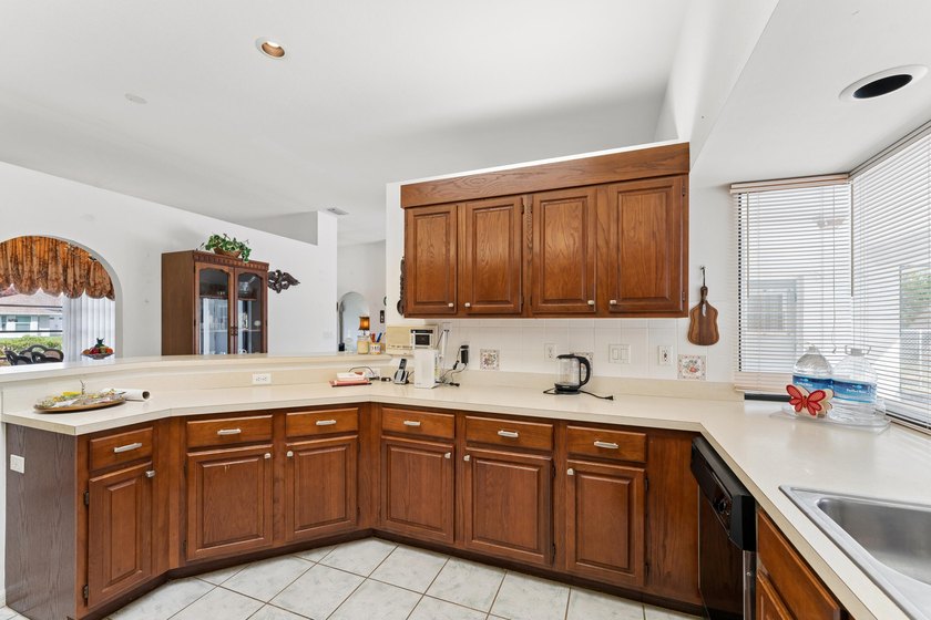Welcome to this beautifully maintained 3-bedroom, 2-bathroom - photo 26