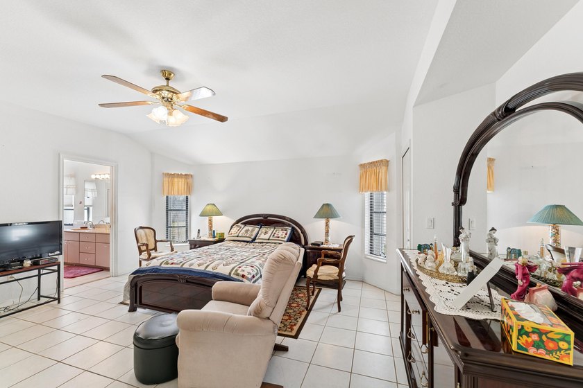 Welcome to this beautifully maintained 3-bedroom, 2-bathroom - photo 27