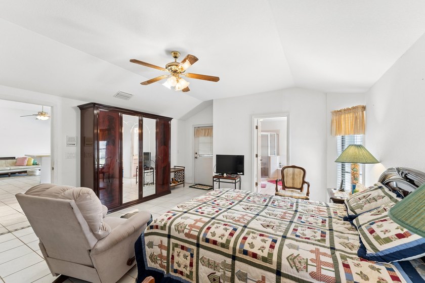 Welcome to this beautifully maintained 3-bedroom, 2-bathroom - photo 28