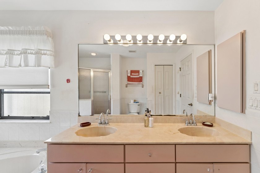 Welcome to this beautifully maintained 3-bedroom, 2-bathroom - photo 32