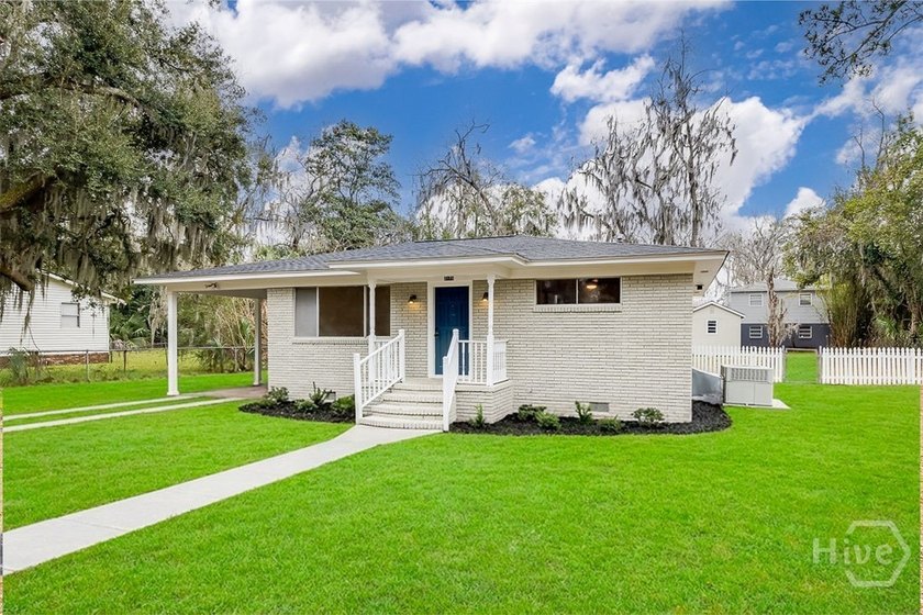 This beautifully renovated 2-bedroom, 1 bath bungalow is full of - photo 3
