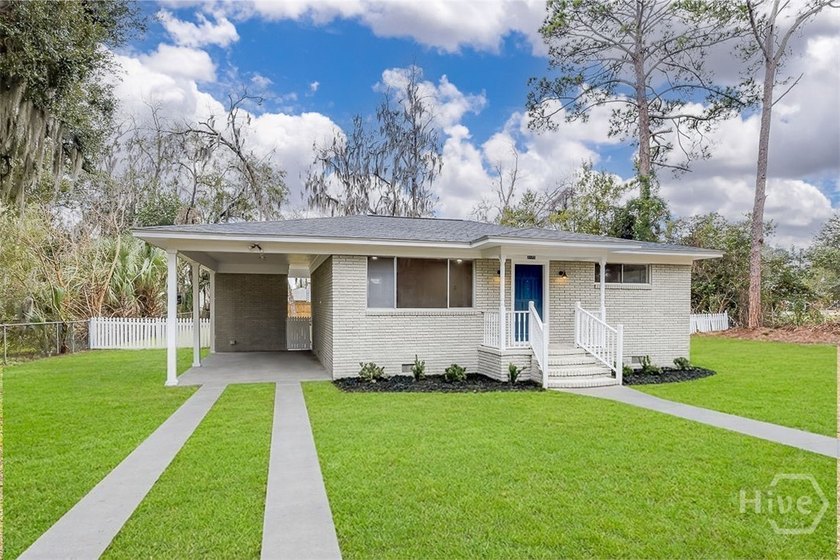 This beautifully renovated 2-bedroom, 1 bath bungalow is full of - photo 4