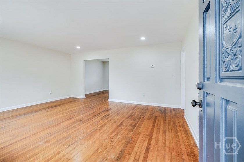 This beautifully renovated 2-bedroom, 1 bath bungalow is full of - photo 5