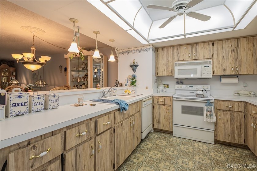 Relax and enjoy convenient living in this 2nd floor corner end - photo 10