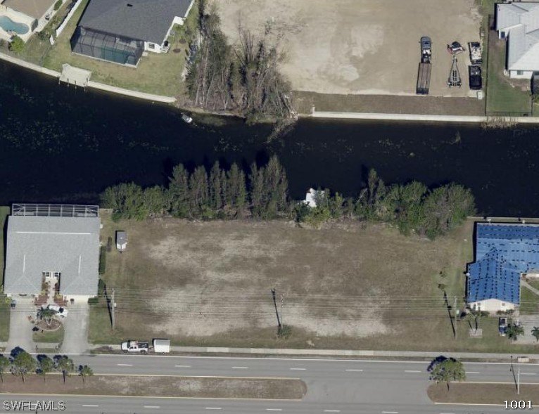 INVESTORS!! BUILDERS!!! RARE freshwater canal 3 lot Multi-Family - photo 2