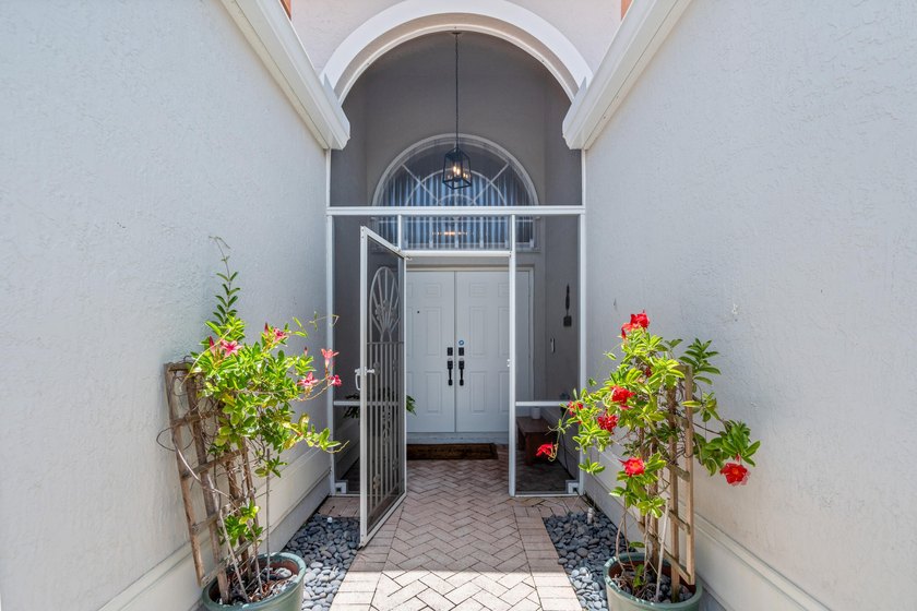 Meticulously maintained and beautifully presented, this - photo 4