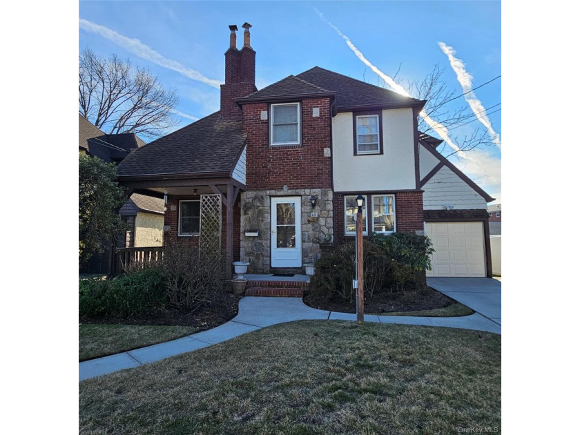 Welcome to 15 Donald Place, East Rockaway; a beautiful 3-bedroom - photo 4