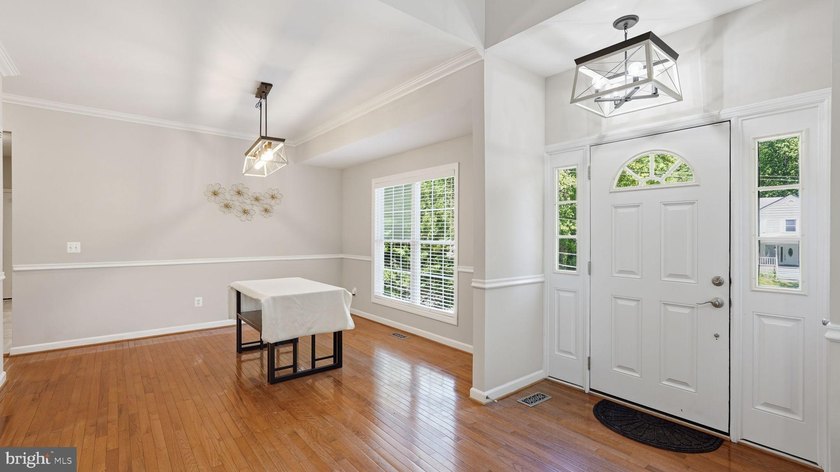 Beautifully updated custom built three level home in an amenity - photo 3