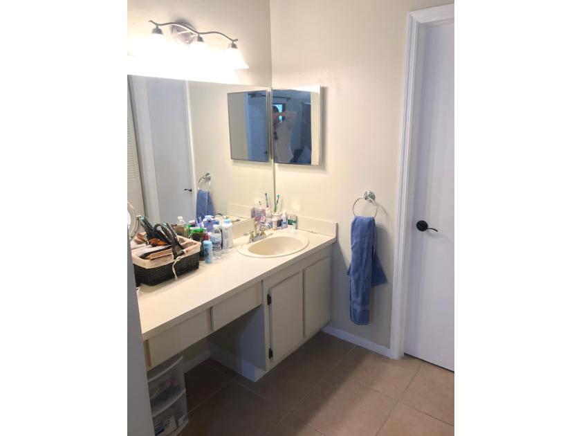 Beautiful 2/2 condo with 1,128 sqft, vaulted ceilings, ceramic - photo 7