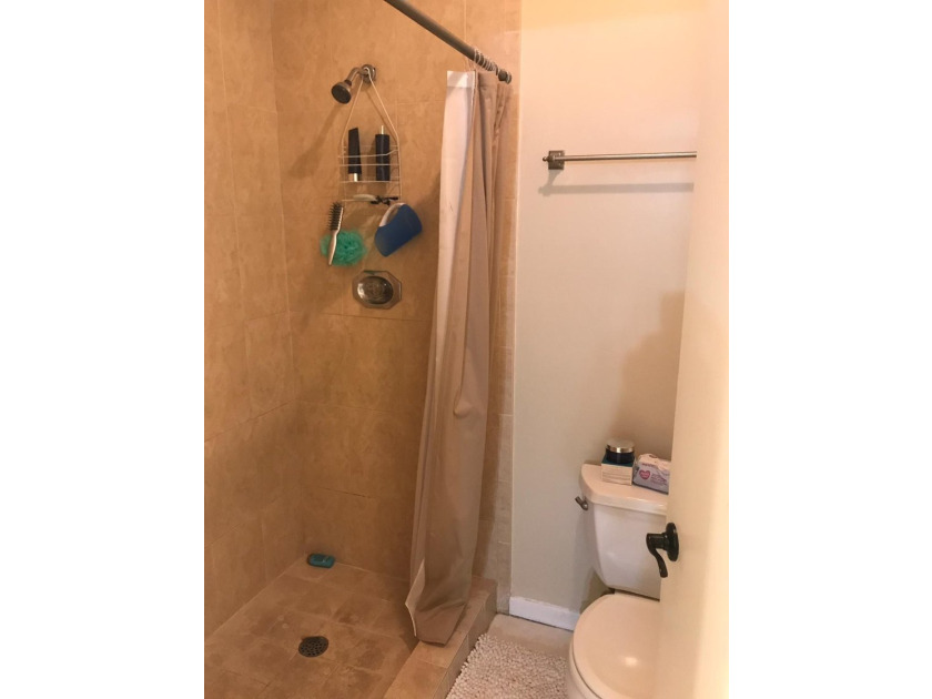 Beautiful 2/2 condo with 1,128 sqft, vaulted ceilings, ceramic - photo 10