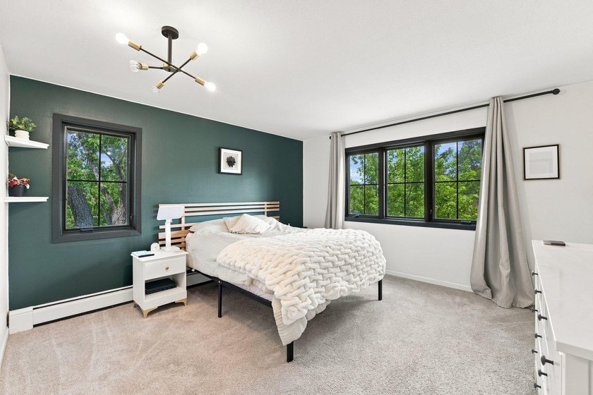Welcome to this bright and inviting 1-bedroom, 1-bath top-floor - photo 12