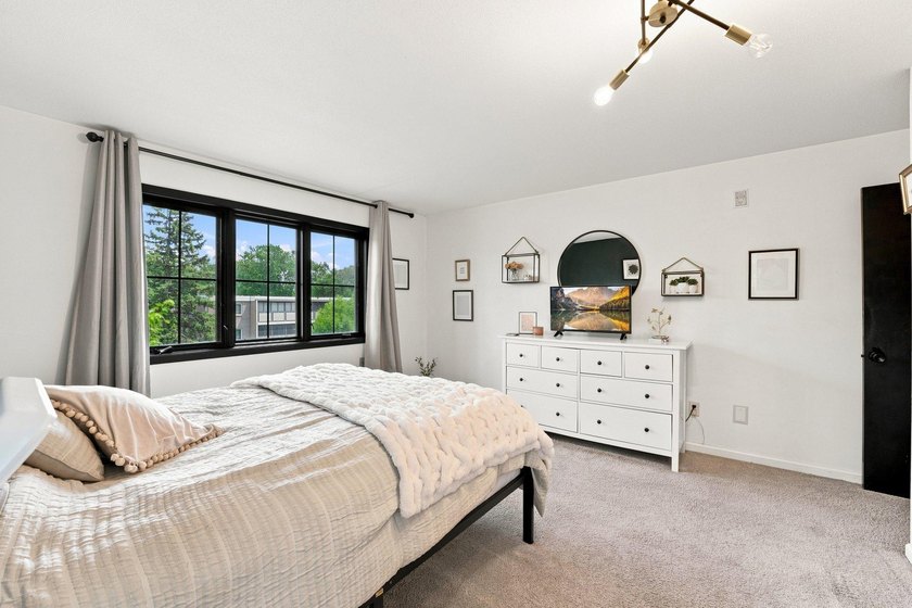 Welcome to this bright and inviting 1-bedroom, 1-bath top-floor - photo 13