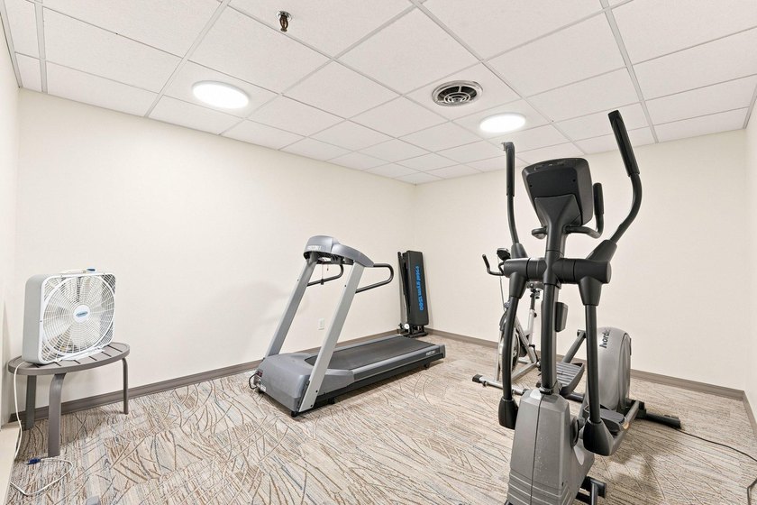 Welcome to this bright and inviting 1-bedroom, 1-bath top-floor - photo 23