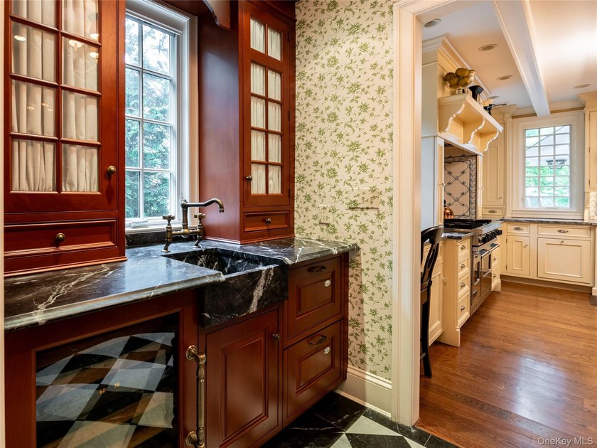 Quintessential Munsey Park - this stately, grand brick colonial - photo 11