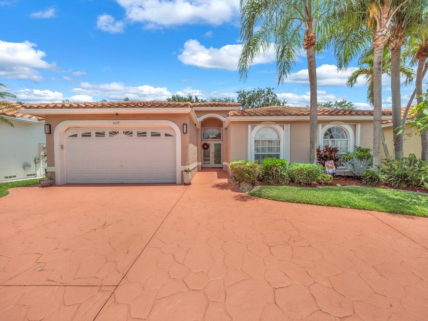 Beautiful maintained 2397 square feet ,4-bedroom, 2.5 -bath - photo 2