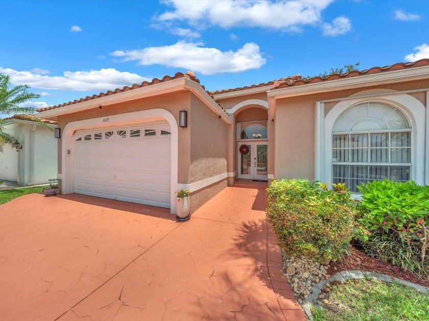 Beautiful maintained 2397 square feet ,4-bedroom, 2.5 -bath - photo 3
