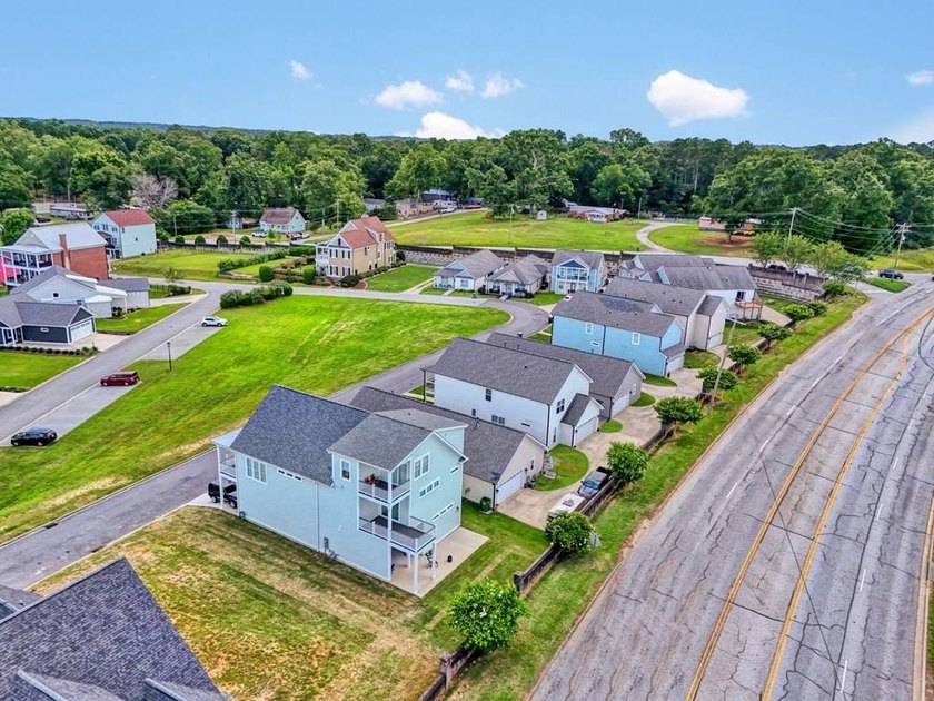Enjoy lake community living in one of Lake Greenwood's most - photo 8
