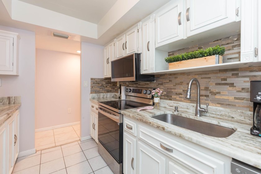 Welcome to Village Lake Condominiums in St. Petersburg! This 2 - photo 5