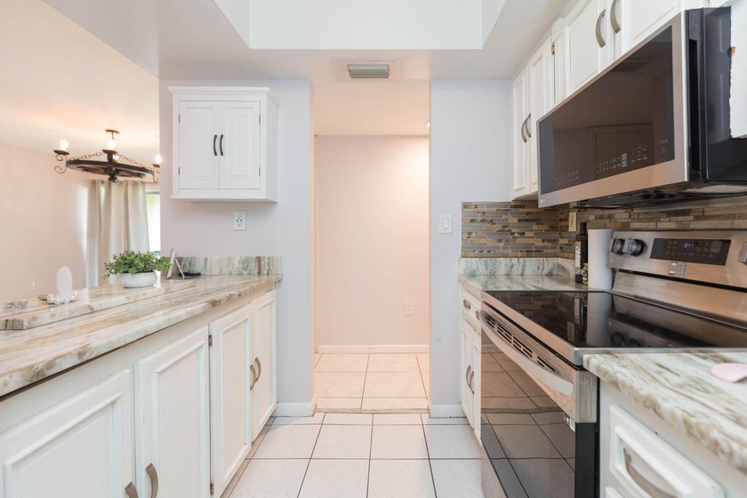 Welcome to Village Lake Condominiums in St. Petersburg! This 2 - photo 9