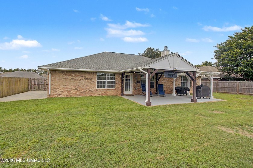 Spacious 3BR/2BA home in a convenient location close to shopping - photo 2