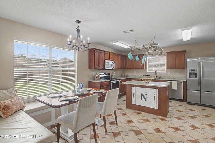 Spacious 3BR/2BA home in a convenient location close to shopping - photo 5
