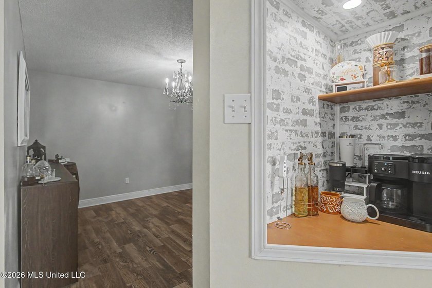 Spacious 3BR/2BA home in a convenient location close to shopping - photo 7