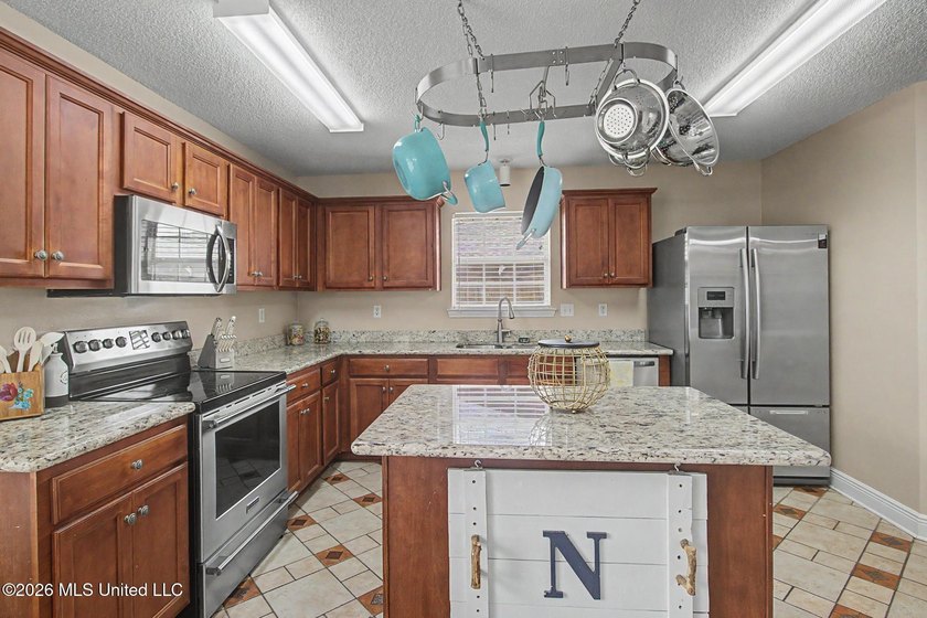 Spacious 3BR/2BA home in a convenient location close to shopping - photo 8