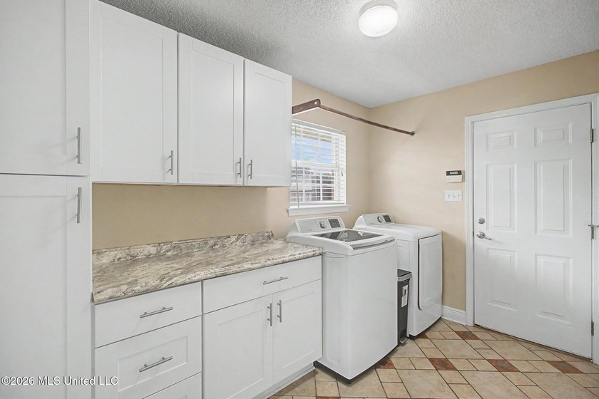 Spacious 3BR/2BA home in a convenient location close to shopping - photo 9
