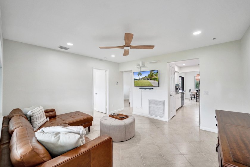 Beautifully maintained 3-bedroom, 2-bath home in highly - photo 3