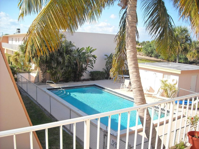 Waterfront living in the heart of North Palm Beach. This - photo 2