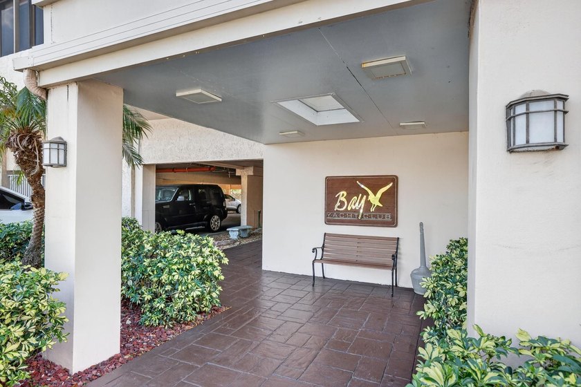 Perfectly positioned between two marinas, this one-bedroom - photo 4