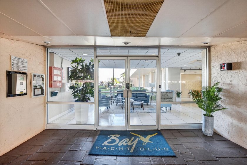 Perfectly positioned between two marinas, this one-bedroom - photo 5