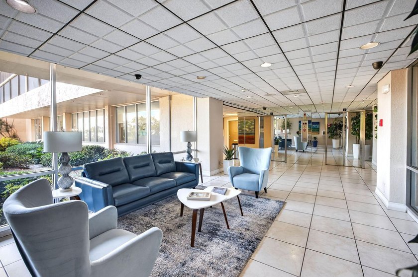 Perfectly positioned between two marinas, this one-bedroom - photo 6
