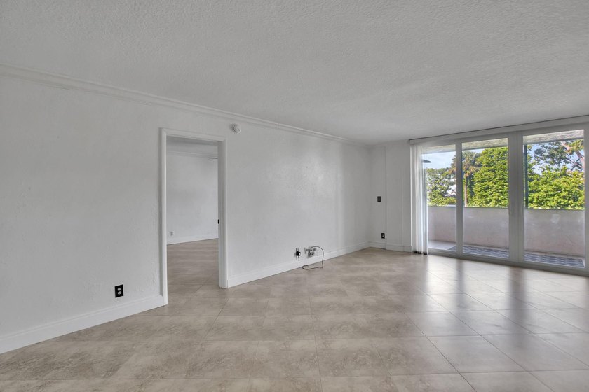 Perfectly positioned between two marinas, this one-bedroom - photo 9