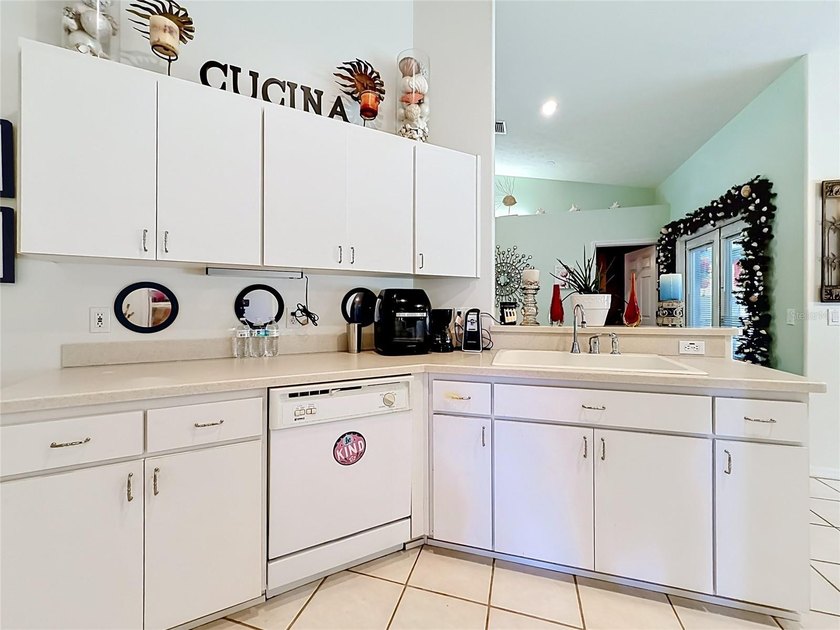 Beautiful 3-bedroom, 2-bath home located in coveted Citrus - photo 4