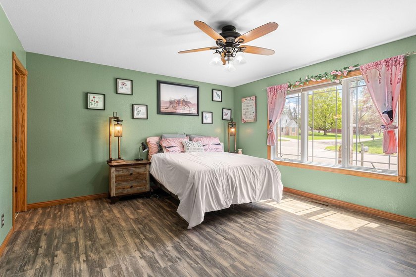 Spacious and versatile, this brick rambler offers nearly 4,000 - photo 20