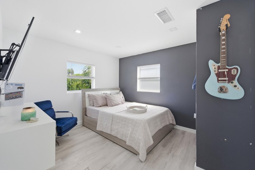 Beautifully updated 2-bedroom, 1-bath home with EXTRA Florida - photo 16