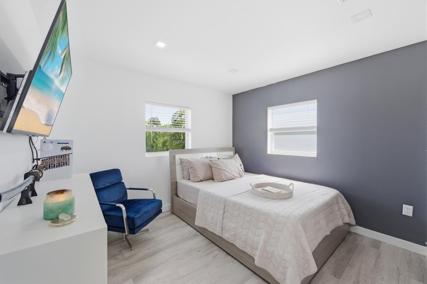Beautifully updated 2-bedroom, 1-bath home with EXTRA Florida - photo 17