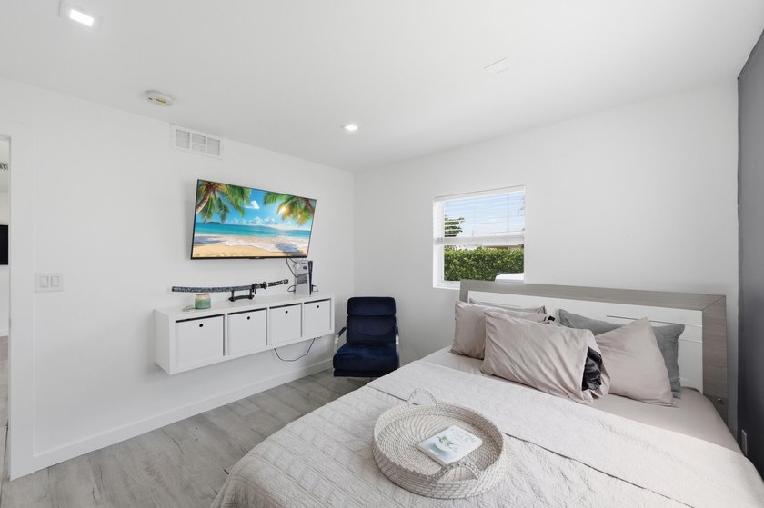 Beautifully updated 2-bedroom, 1-bath home with EXTRA Florida - photo 18