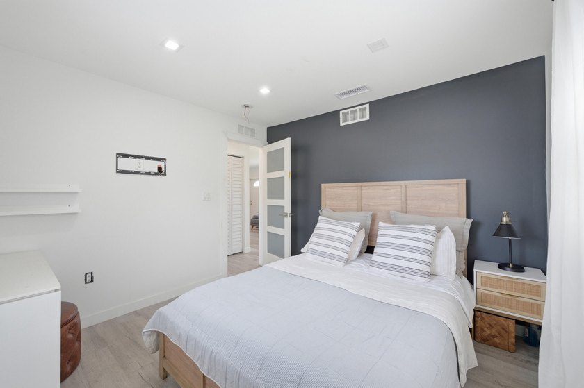 Beautifully updated 2-bedroom, 1-bath home with EXTRA Florida - photo 21