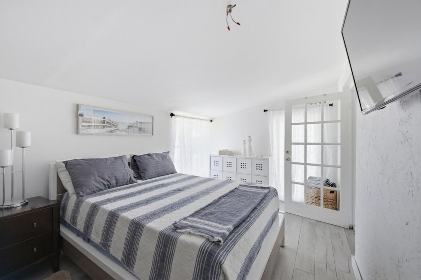 Beautifully updated 2-bedroom, 1-bath home with EXTRA Florida - photo 22