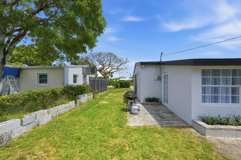 Beautifully updated 2-bedroom, 1-bath home with EXTRA Florida - photo 28